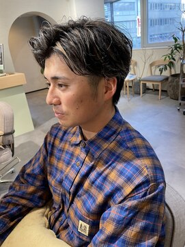 ユヌ(Une) かきあげハイライト メンズパーマ