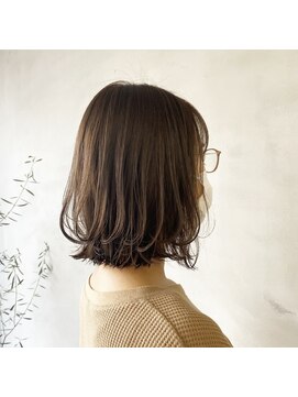 リジー(Litzy) 透明感ベージュとレイヤーボブ