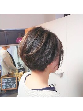 カミケン 方木田店(kamiken.) ふんわりハイライト軽やかヌケ感ショート【カミケン方木田店】