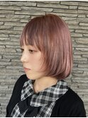 ピンクベージュ顔周りウルフブリーチウルフボブデザインカラー