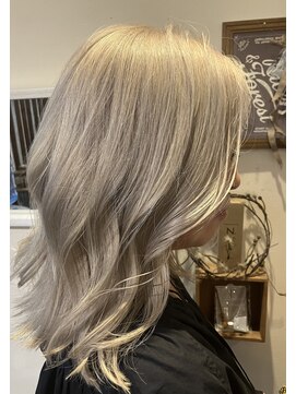 ローレン(Loren) 外国人風ミディアムボブ