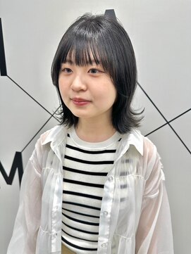 シシ 大宮(She 2.) 耳掛けショートボブ/襟足束感ショート/アッシュベージュ