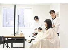 ナンバーヘア(number hair)の雰囲気（ゆっくりとくつろげる空間キッズカット用の車もご用意してます）
