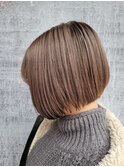 前下がりショートボブ　くすみベージュ