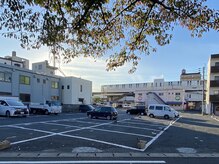 なんといってもアクセスの良さが魅力♪駅徒歩1分以内の好立地！そして広くて駐車しやすい駐車場が完備♪