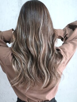 マリアナ(Mariana) ハイライトショートヘアレイヤーカットダブルカラー