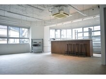 イージー(E.G.)の雰囲気（待合のカウンター。電子タバコOKです。）