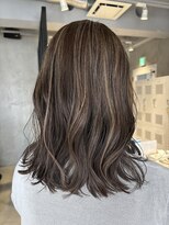 エリマ 調布(elima)&nbsp;レディースミディアムレイヤー白髪ぼかしハイライトベージュ