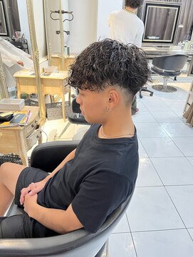 アイズ 海老名(AIZU) 波巻きパーマ×メンズマッシュ フェード 刈り上げ 前下がり