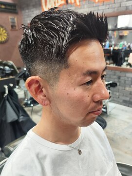 スリーセント 栄(3/cent) フェザーアップ/フェードカット/スキンフェード/アップバング