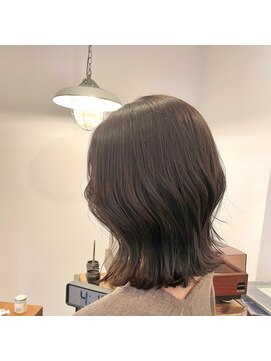 マウロア(MAULOA) “くびれミディ　くすみカラー　スクエアロブ”中西英美子