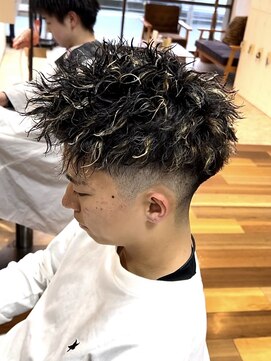 イエローコーン 金沢文庫店(YELLOW CORN) メンズハイライトパーマ/ツイストスパイラル/フェードカット