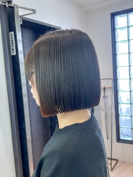 黒髪可愛いライン感のあるパツっとボブスタイル