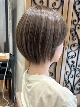 アフロート ルヴア(AFLOAT RUVUA) 「岩田莉奈」ハイライトで白髪ぼかし★くびれショートボブ 新宿