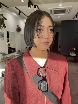 ほんのりオリーブグレージュのボブヘア