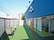 コントレイル(CoNTRaiL)の雰囲気（中庭から自然光が入る、開放的な空間でお寛ぎいただけます。）