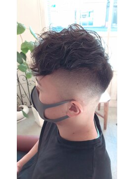 アミーコ(Amico) ツーブロック刈り上げフェードスペインカールスパイラルパーマ