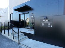 モノ(MONO.)の雰囲気(シンプルな黒い外観が目印です)