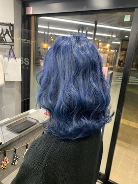 バダス(Badass) ネイビーカラー、波ウェーブ