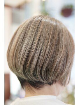 ネス(NESS) アッシュベージュのハイライトを入れたグラボブ