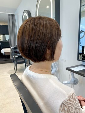 柔らかベージュの大人ショートボブ