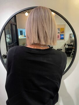 ルーム(Loom.) ミルクティーベージュカラーダブルカラーショートボブブリーチ