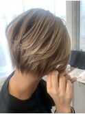 大人　前下がりショート　ナチュラルベージュ　襟足すっきり