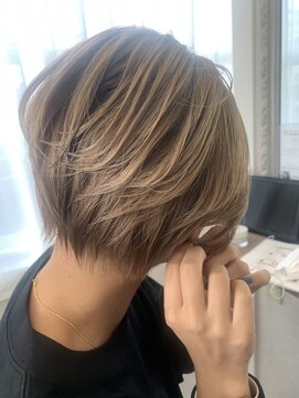 セム(sem) 大人　前下がりショート　ナチュラルベージュ　襟足すっきり