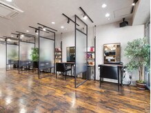 イエス バイ ヘア(YES by hair)の雰囲気（玄関回りはシックなイメージですが内観は51坪の解放感があります）