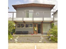 アトリエリント(atelier rinto)の雰囲気（シンプルで落ち着いた外観。店舗前に４台駐車可能です。）