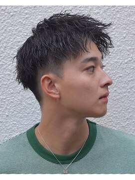 フリーク バーバーショップ 都島店(FREAK BARBER SHOP) 黒髪ツーブロックアップバング縦落ちツイストスパイラルパーマ