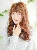 ゆるカールが今っぽいヘアースタイル