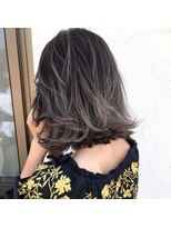 リリ(Riri)&nbsp;ハイライトバレイヤージュ×グレージュ