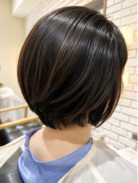 ヘアープルトワルピナス 前下がりショートボブ