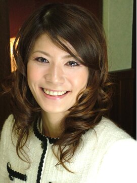ラタン ヘアメイク(rattan hair make) カラーで少し明るめのスタイルに重めのロングレイヤースタイル