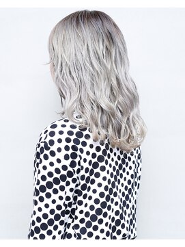 イル(ill) ホワイトグレージュ　シルバー　ロング　大須