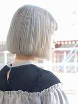 イル(ill)&nbsp;ホワイティアッシュ シルバー ボブ 大須