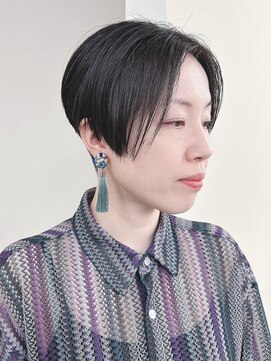 モリオ(morio) =センターパート刈り上げショート女子前下がりショート前髪なし