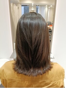 アンベリールフルー(EMBELLIR fleur) 艶髪カラーのミディアムボブ