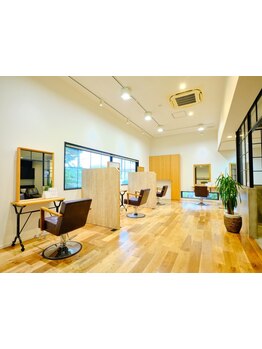 三条エリアでは希少な半個室をご用意。清潔感とゆったり解放感のある空間で、特別なサロンタイムをご提供。