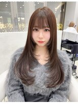 ヘーゼルベージュの顔まわりレイヤースタイル