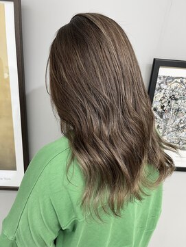 ヘアーアンドビューティーザ エフ(Hair Beauty the F) ハイライト＿グレージュ＿セミロング