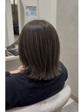 アストレアバイイーリス(ASTRAEA by Iris) アッシュカラー×外はねボブ