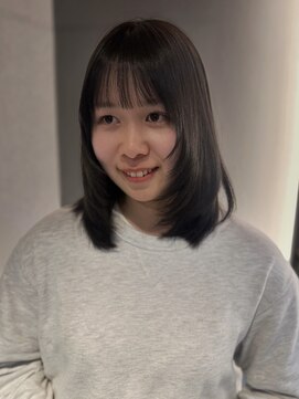 イト(iyto) ミディアムレイヤー×顔まわりレイヤー