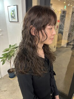 イースエモーション(ease et motion)の写真/あなたの似合わせパーマで理想を実現。ダメージレス施術で美髪へ導きます扱いやすく楽しめるデザインに