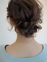 ザデイ(THE DAY) カチューシャ風ヘアアレンジ