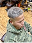 スキンフェードカット×シルバーヘア
