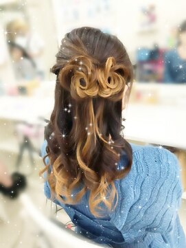 ヘアーメイク ティアラ(Hair make Tiara) お花ハーフアップ