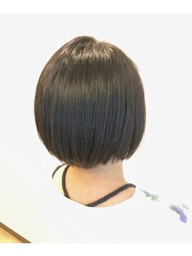 スタジオ アルファプラス 日暮里店(studio α+) ステップボーンカットカットボブショートハイライト白髪ぼかし