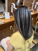 セミロングヘアブリーチカラーアンブレラカラーホワイトシルバー